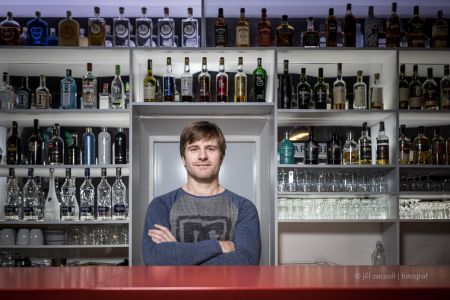 2020, Filip Mach – fotograf a majitel baru 2to2 Filp Mach. Bar je specifický tím, že se zde platí za čas, který v baru strávíte. Zadavatel: Hospodářské noviny