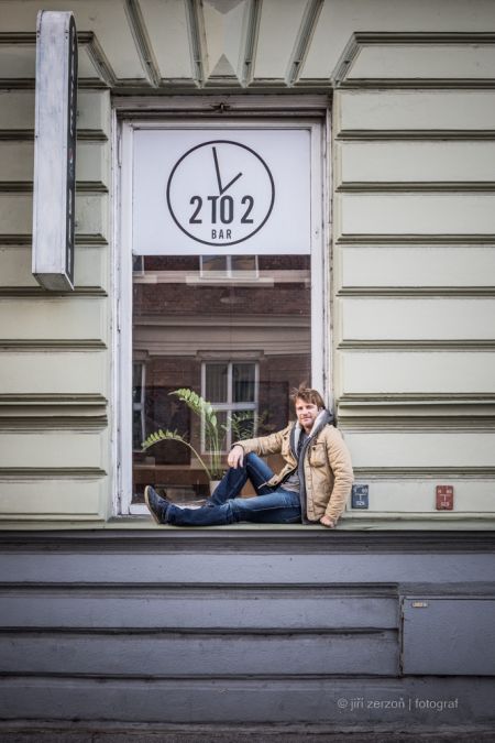 2020, Filip Mach – fotograf a majitel baru 2to2 Filp Mach. Bar je specifický tím, že se zde platí za čas, který v baru strávíte. Zadavatel: Hospodářské noviny