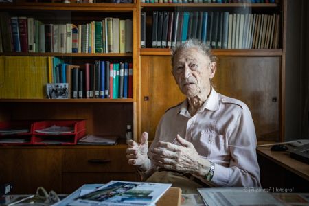 2020, Miroslav Šnejdar – navštívil jako jediný cestovatel všechny státy světa (577 samostatných i federálních států, teritorií a kolonií ve všech šesti světadílech). Na svých 366 zahraničních cestách strávil celkem 12 let (většinu v tropech) a urazil 2 324 000 km, zadavatel: Dativ