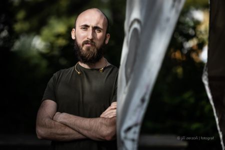 2020, Lukáš Dvorský – výtvarník, který je autorem památníku obětem střelby ve FNO, zadavatel: Dativ