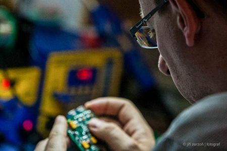 2013, Roper – použití externích blesků, zadavatel: Hospodářské noviny