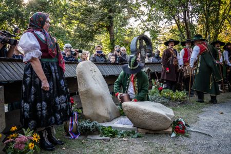 2020, pietní akt – uložení ostatků Dany Zátopkové ve Valašském muzeum v přírodě v Rožnově pod Radhoštěm, zadavatel: ČOV